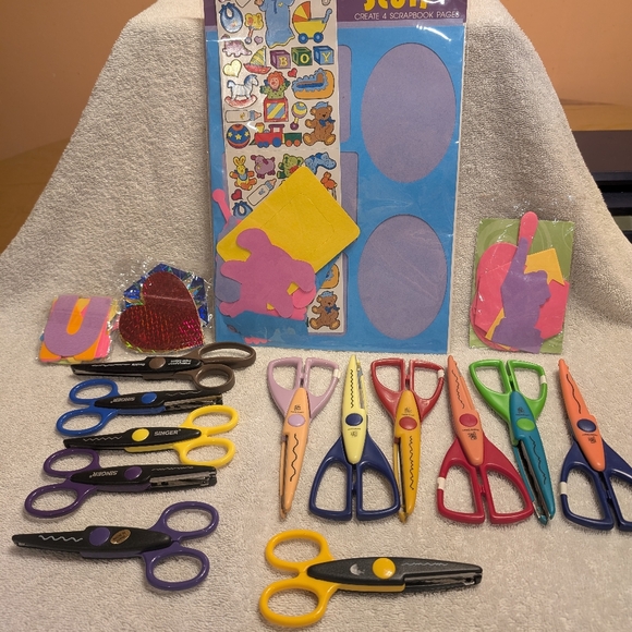 Lot of 12 Craft Scissors/ Scrapbook page Kit/decoration shapes, Never Used - Picture 2 of 8
